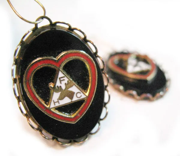 VINTAGE BLACK OBLONG Dangling EARRINGS Set FHC Logo Emblem Deer Symbol Red Heart